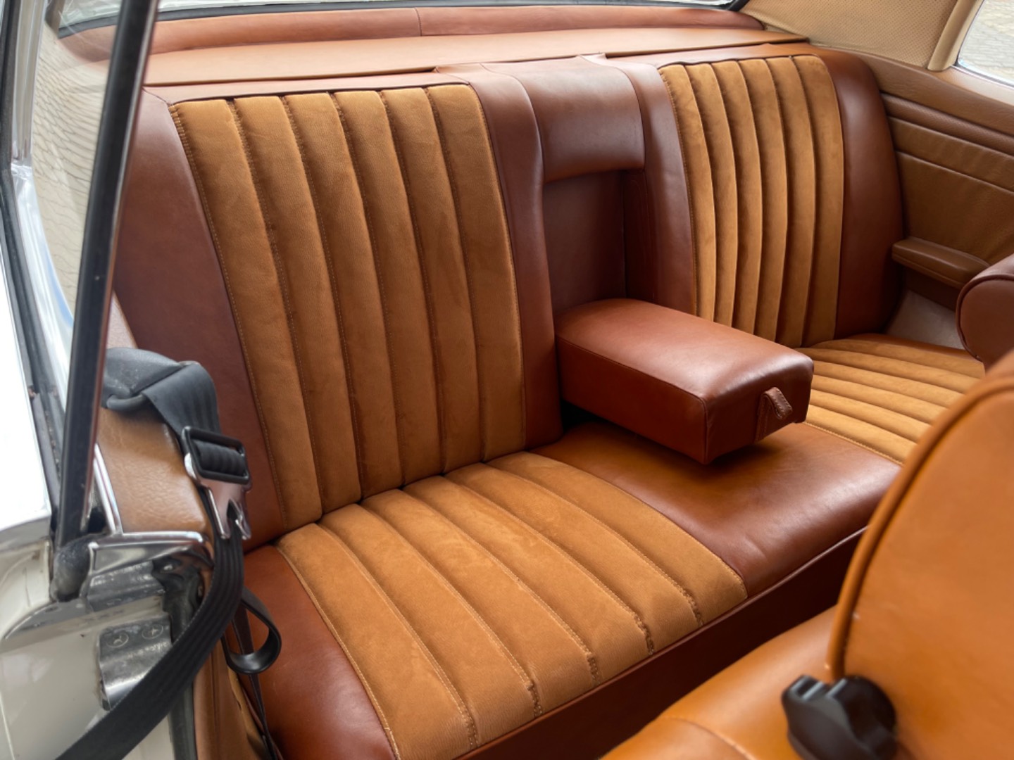 Mercedes-Benz 230 – 300 CE Kupé 250CE Automatic
