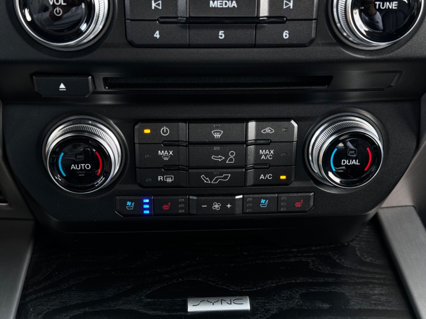 Ford F-150 4×4 PLATINUM Texas Edition