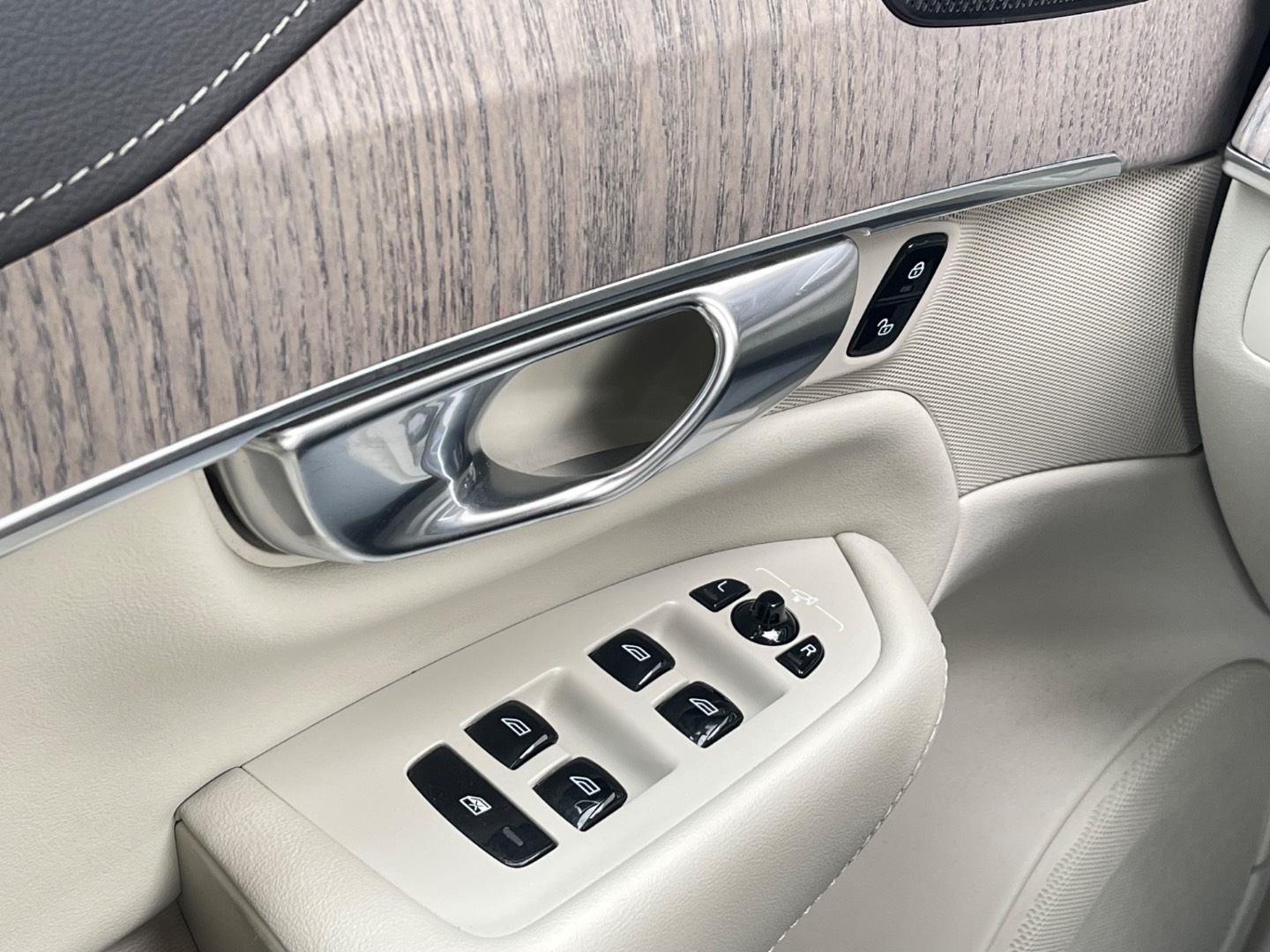 Volvo XC90 2.0 B5 Drive-E Inscription AWD A/T